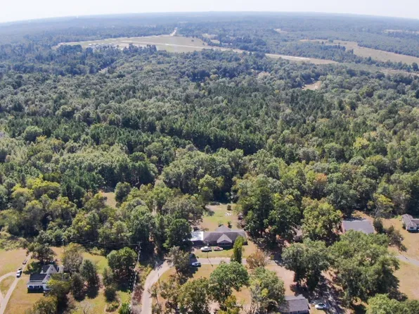 W Coby St, Gladewater, TX 75647