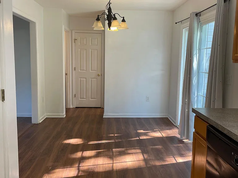 406 Lindenhurst Ct — Photo 8