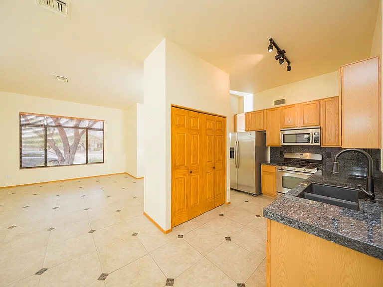 3073 W Placita Montessa — Photo 17