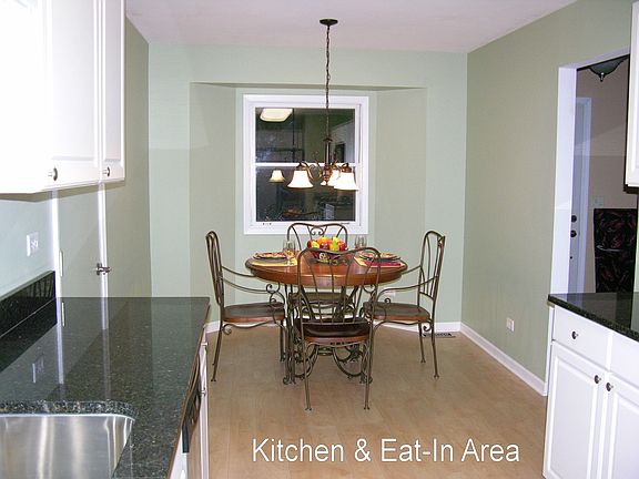 Kitchen Eat-In Area