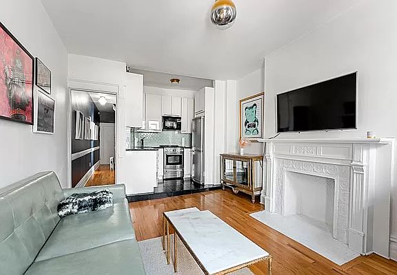 3rd image of 264 W 22nd St #10