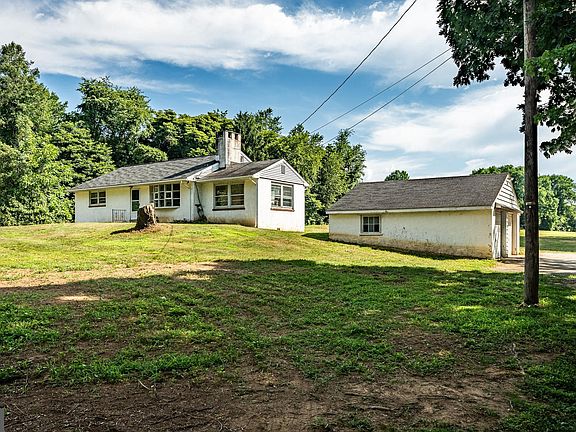 2nd image of 2725 Horseshoe Trl