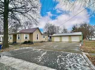 624 W 3rd St, Flora, IL 62839