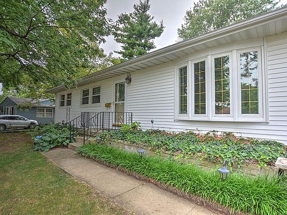 3rd image of 16 Dakota Dr