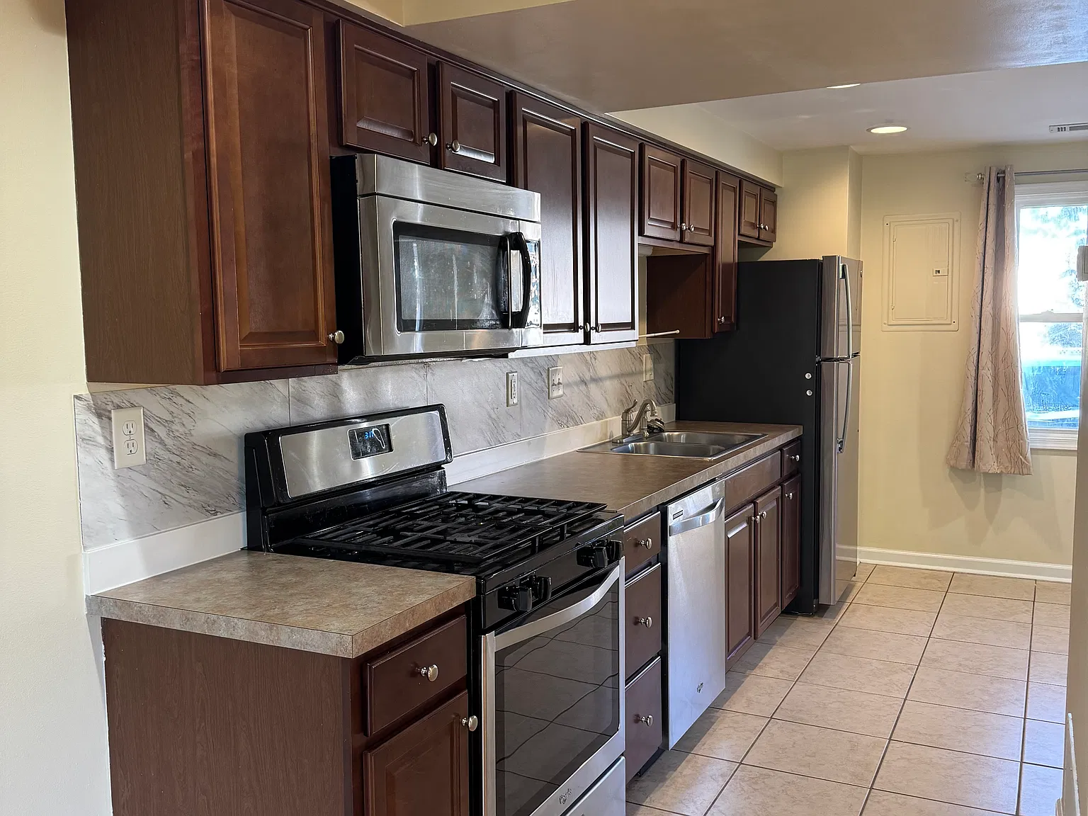 2 bed, 800 sqft, $1,750 — Photo 3