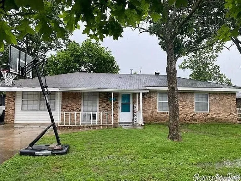 203 Lynn Ln — Photo 1