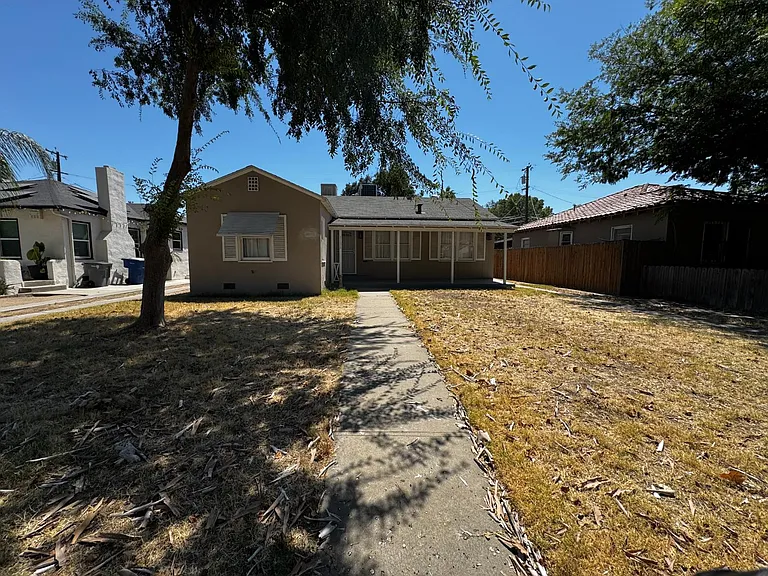 1106 N Fruit Ave — Photo 2