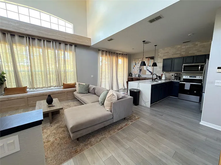 734 Monroe Cir — Photo 4