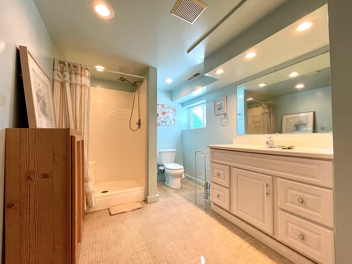 Building Photo - 2525 NE 110th St #ROOM