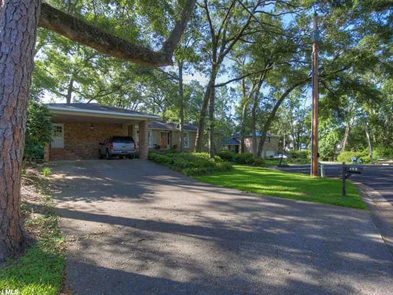 453 Ivy Cir — Photo 2