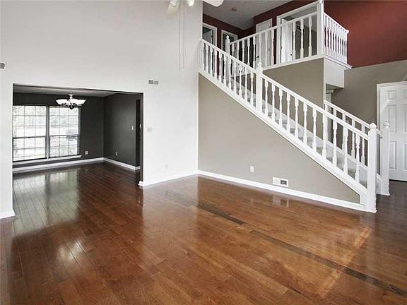 4th image of 11552 Jamestown West Dr