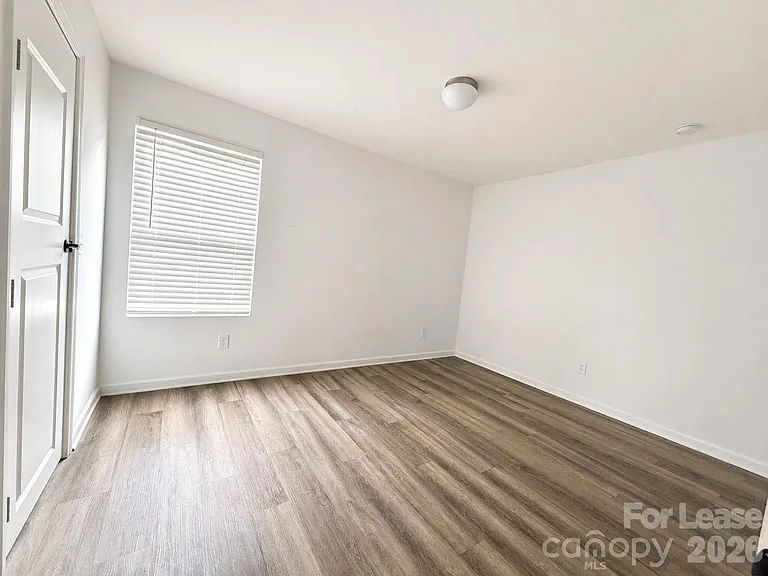 3220 Capitol Dr — Photo 8