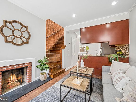 2nd image of 215 Grindall St