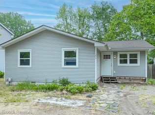 1075 Seabury Dr, Lake Orion, MI 48362