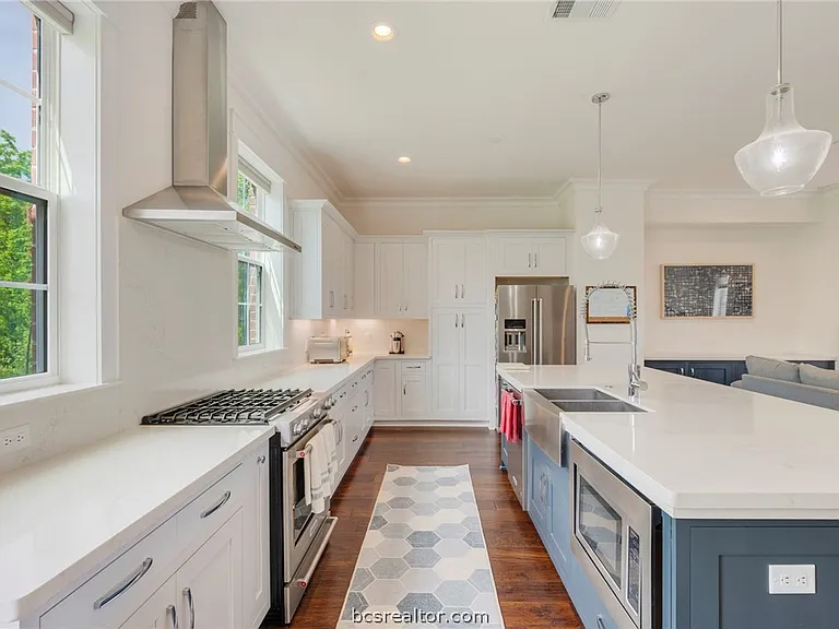 210 Tarrow St — Photo 11