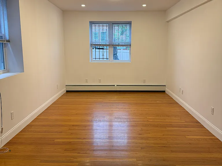 2234 Hering Ave #3 — Photo 12