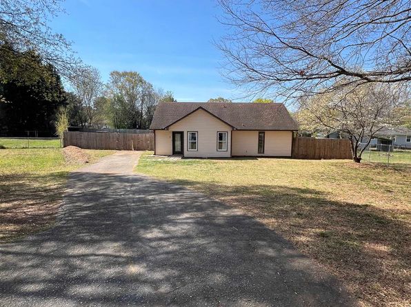 3 Brookstone Ct, Wellford, SC 29385