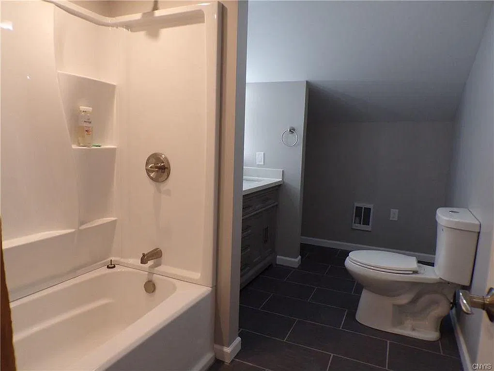 3 bed, 1938 sqft, $1,950 — Photo 3