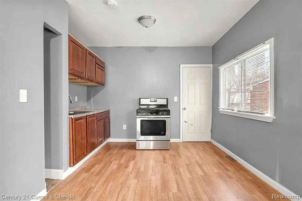 4 bed, 1200 sqft, $1,500 — Photo 2