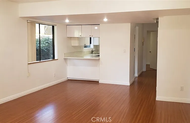 415 W Stocker St #102 — Photo 8