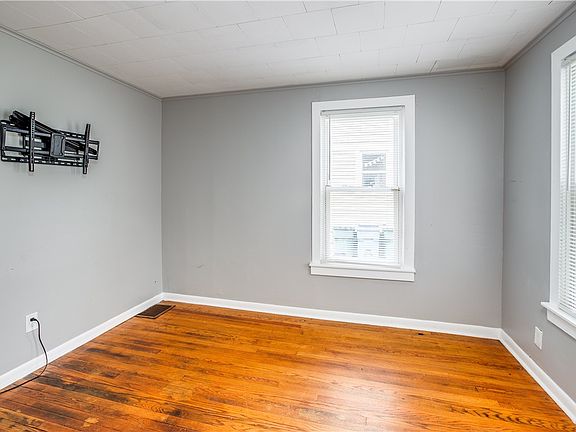 5th image of 393 Brooks Ave