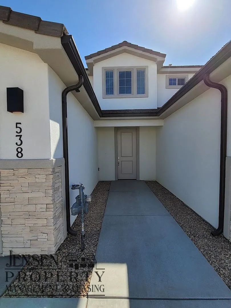 4 Bedroom in Hurricane — Photo 3