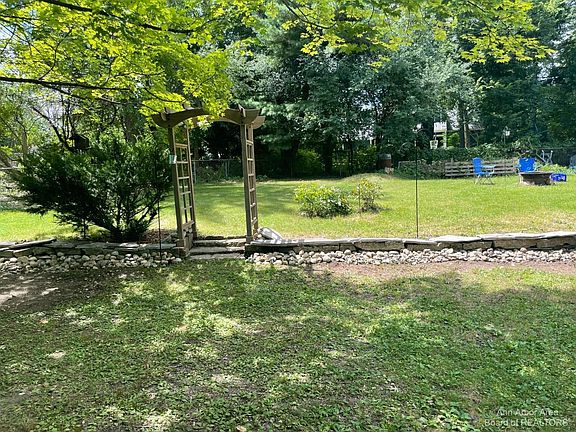 5th image of 690 Barton Dr