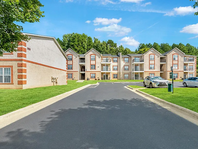 Crown Point at Kingsport Drive — Photo 7