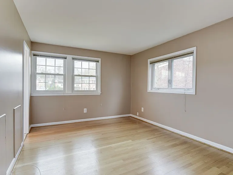 1040 Warbler Pl — Photo 8