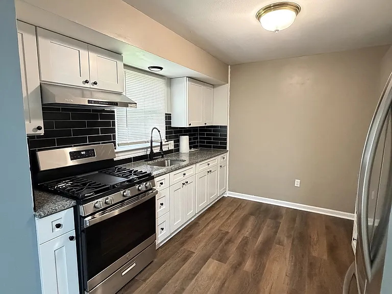 21 Berg Ave — Photo 6