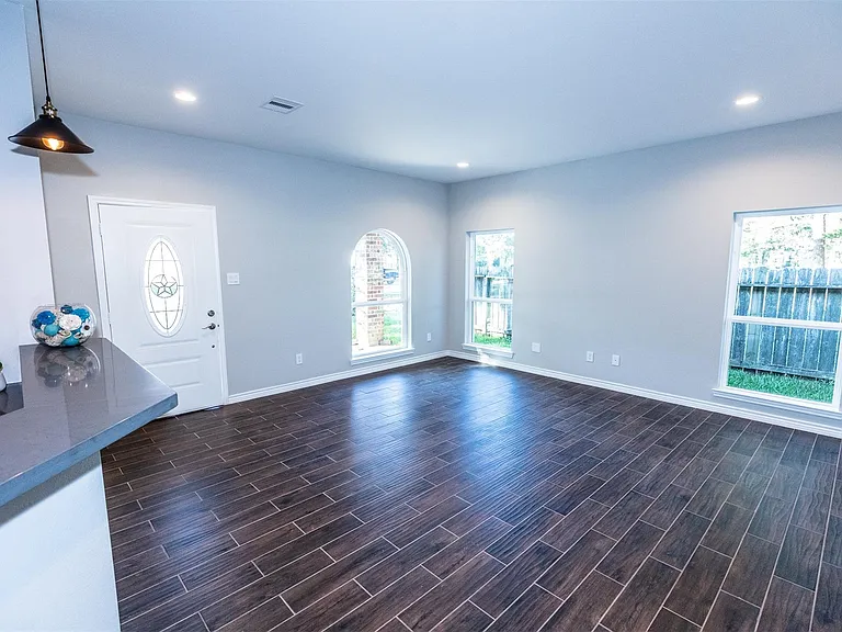 507 E Foley St — Photo 11