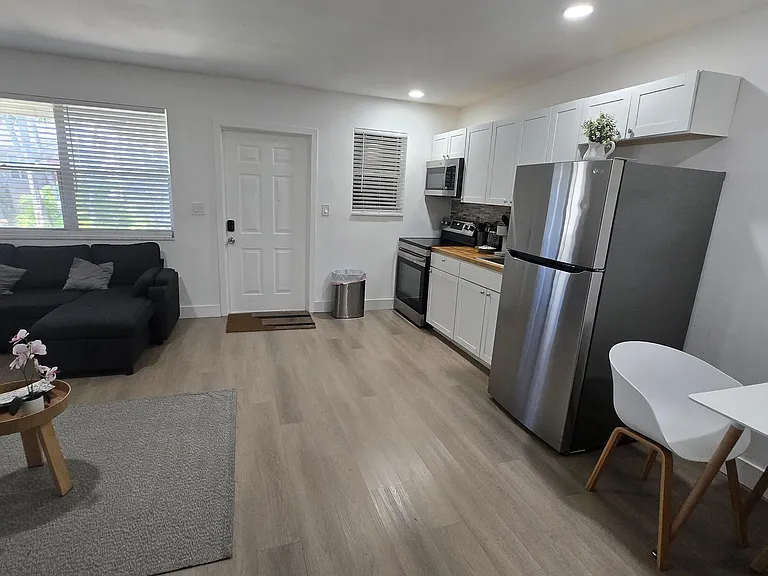 704 NE 8th St #10 — Photo 5