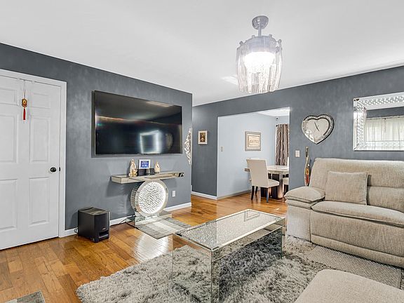 5th image of 2546 Willowdale Rd