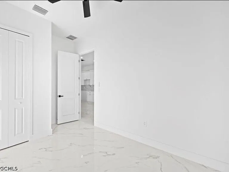 915 NE 15th Pl — Photo 6
