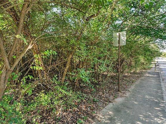 5th image of E Sycamore St