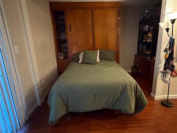 2nd image of 1040 W Macarthur Blvd APT 21
