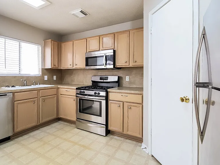 18407 Knob Hill Lake Ln — Photo 8