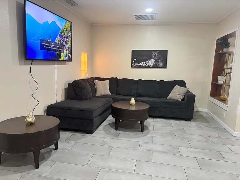818 E Flag Ln — Photo 16