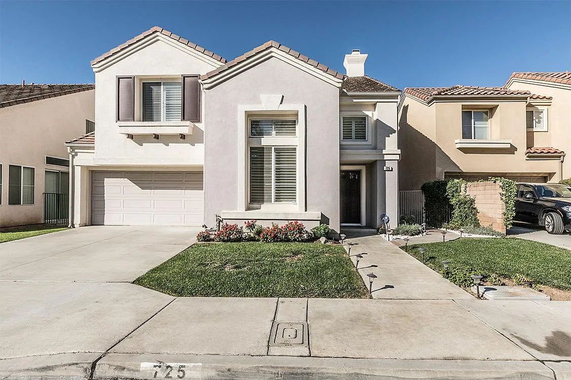 725 Roscoe St — Photo 1