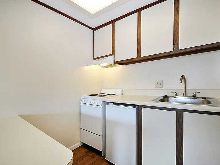Surrey Park Apartments — Photo 5