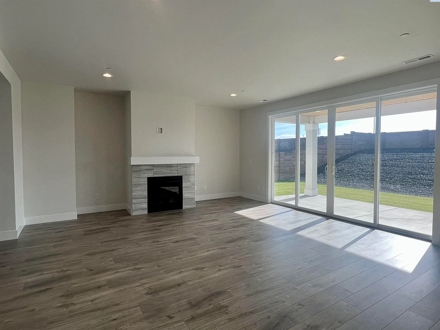 3 bed, 2.0 bath, 2127 sqft, $3,295 — Photo 4