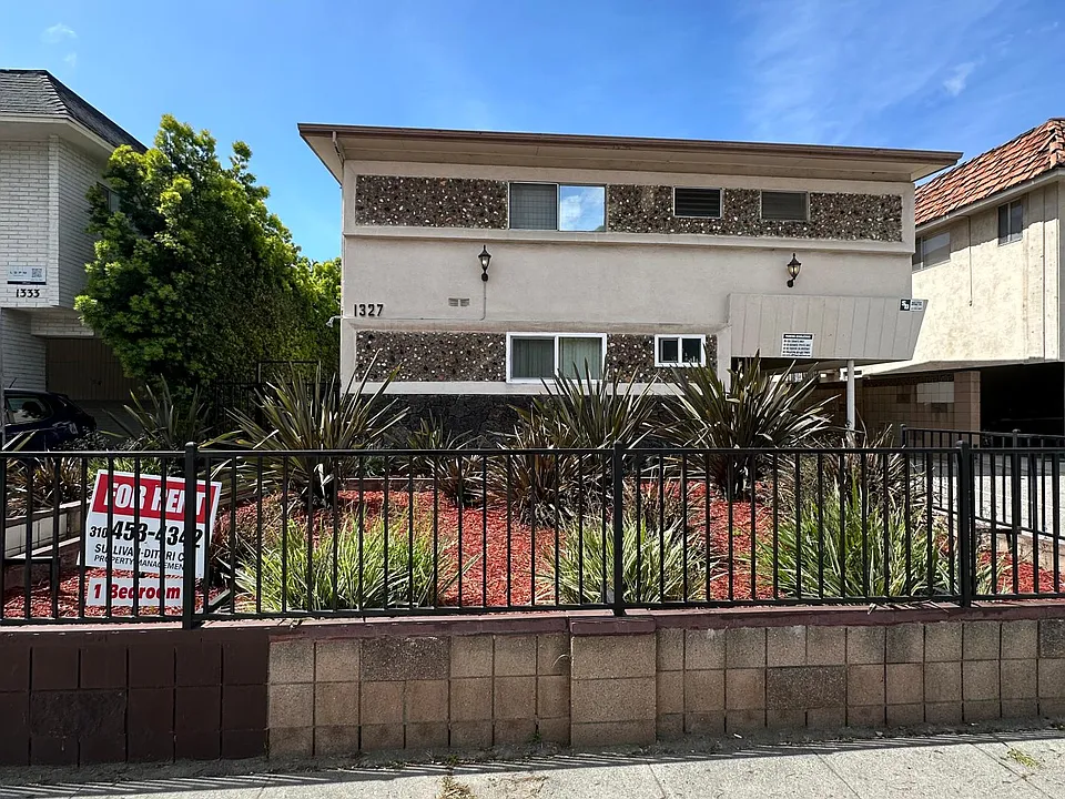1327 S Bundy Dr #9
