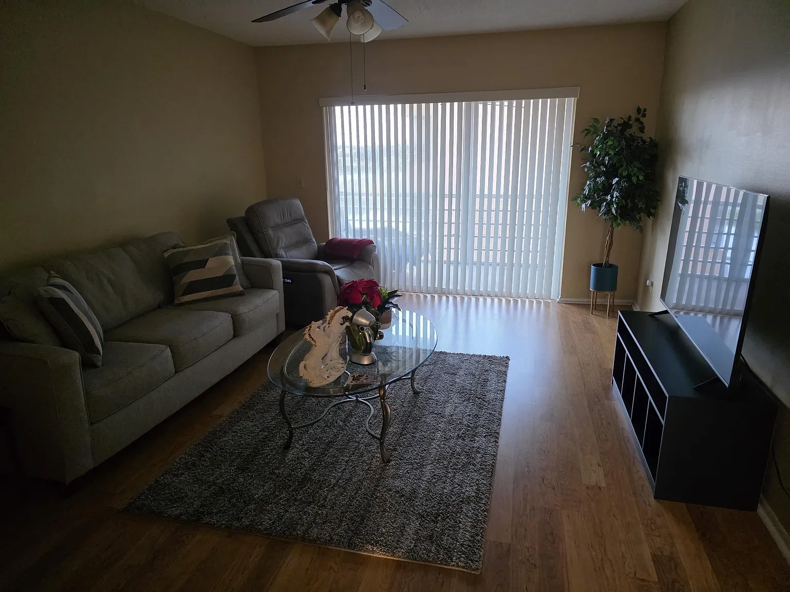 1 bed, 1.0 bath, 725 sqft, $1,300 — Photo 3