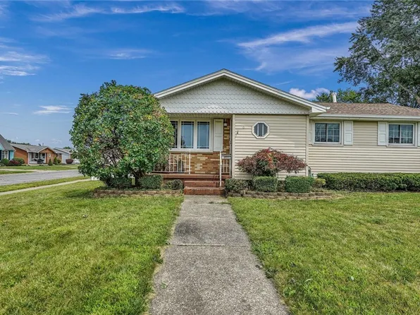 6 Inner Dr, Lackawanna, NY 14218