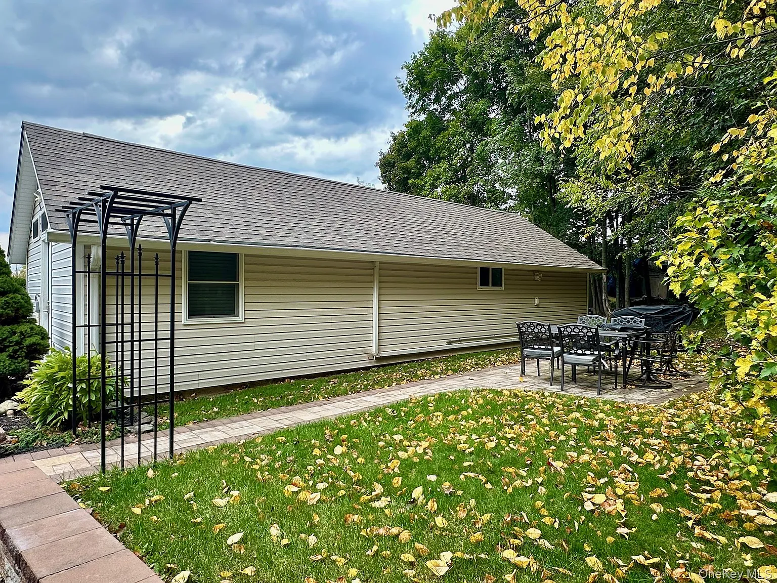 1 bed, 1.0 bath, 975 sqft, $1,600 — Photo 2