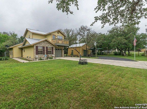 3rd image of 2142 Lakeview Dr