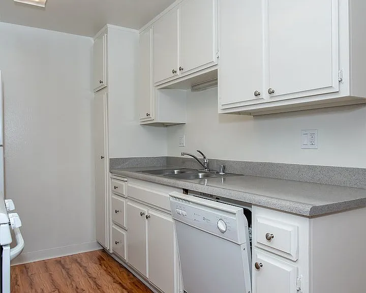 404 E Birch St — Photo 8