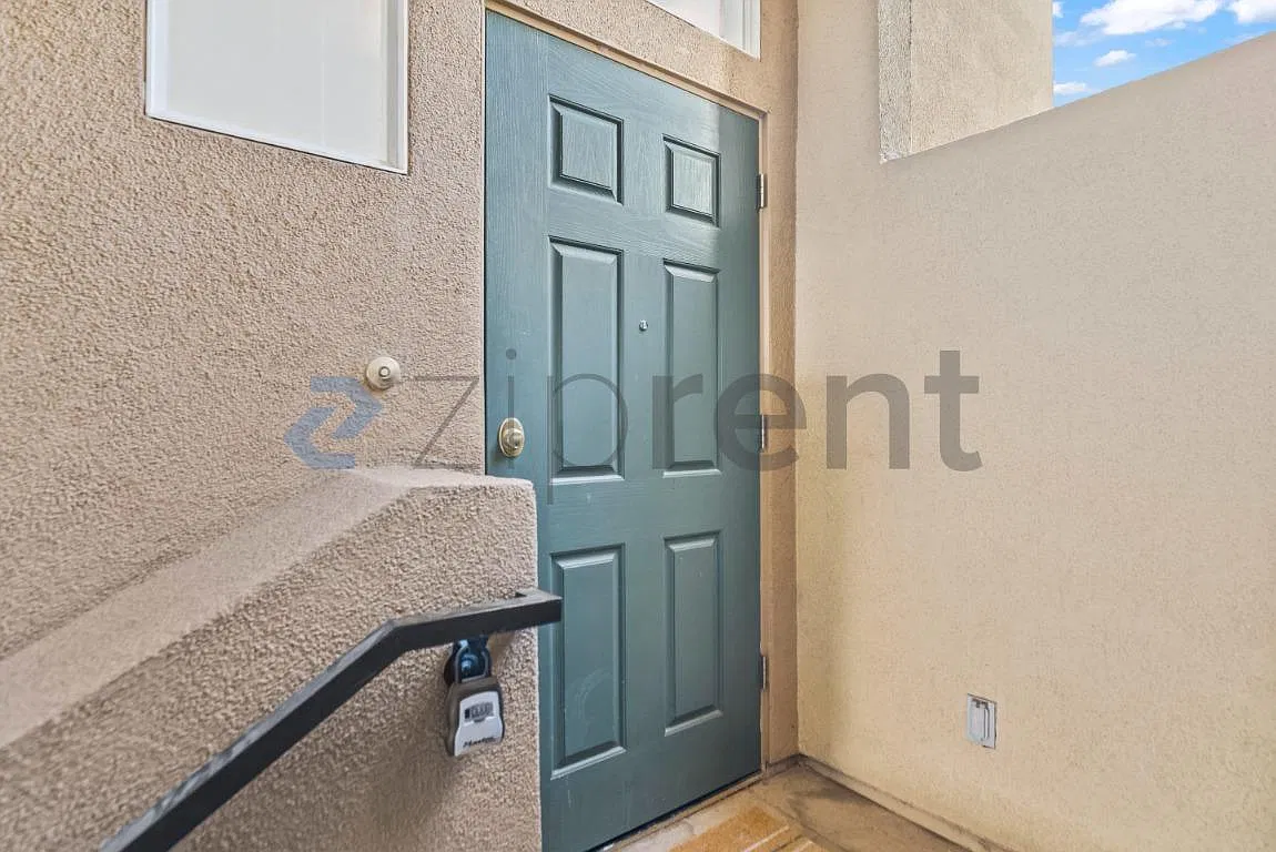 3 bed, 3.5 bath, 1404 sqft, $4,300 — Photo 3