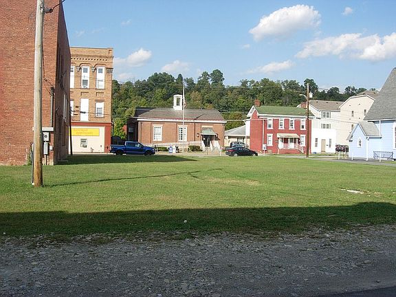 4th image of 222 Wood St