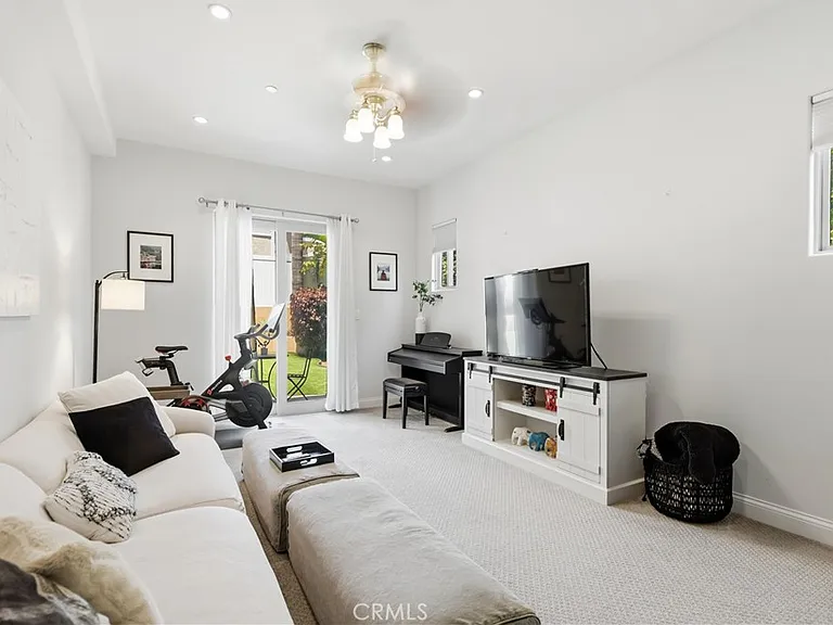 1207 Harkness Ln — Photo 13